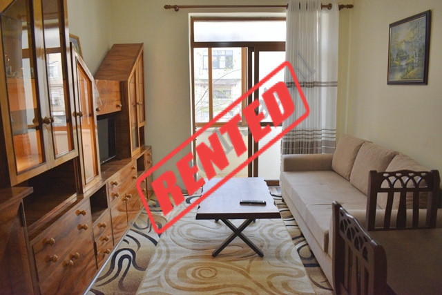 Apartament 1+1 me qira ne rrugen Janos Hunyadi prane Fakultetit Juridik ne Tirane.
Pozicionohet ne 